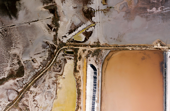 Adquisición de proyectos avanzados y operaciones mineras en marcha