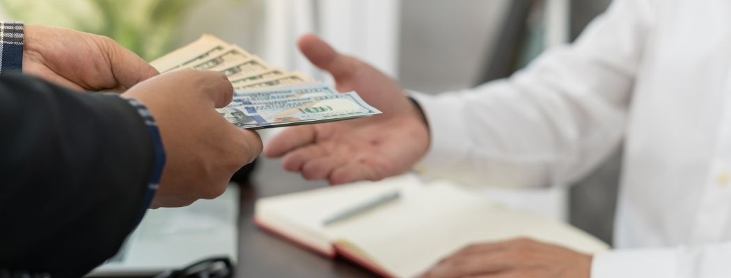 ¿Te pagaron tu sueldo en efectivo? Los riesgos que puedes enfrentar si se incumplen límites