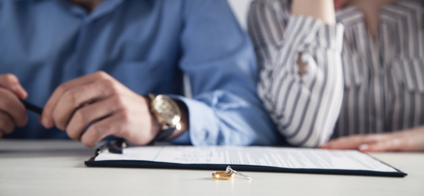 Divorcio por adulterio: ¿cómo se reparten los inmuebles, ahorros y otros bienes?